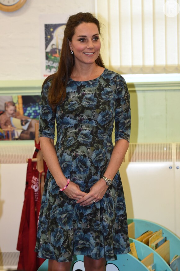 Outra peça da grife Seraphine! Kate Middleton usou esse vestido de R$ 430 para visitar um centro infentil na Inglaterra, em evereiro de 2015