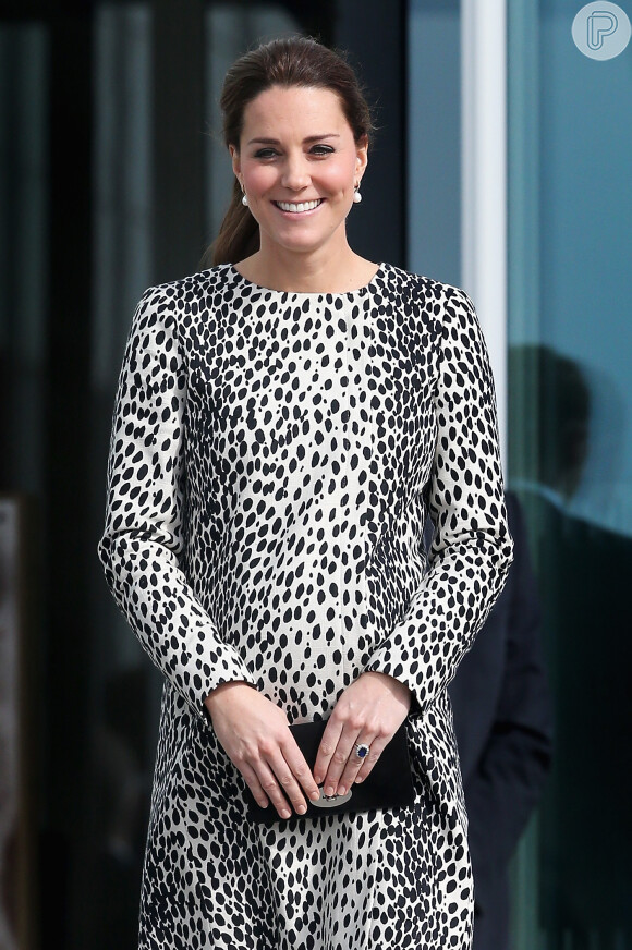 Para visitar uma galeria de arte em Margate, no Sudeste da Inglaterra, em março de 2015, Kate Middleton usou um trench coat da Hobbs, vendido pelo preço de R$ 800.