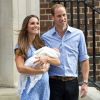 Em julho de 2013, ao deixar a maternidade com o filho real, George, no colo, Kate Middleton usou um vestido exclusivo azul com detalhes em branco de sua estilista predileta, Jenny Packham