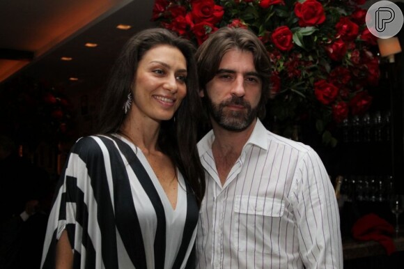 Maria Fernanda Cândido e o marido, Petrit Spahija, recebem convidados na reinauguração do restaurante Le Poème, em São Paulo, em 20 de maio de 2013