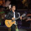 Chay Suede tocou violão durante número musical gravado no Maracanãzinho, para a festa de 50 anos da Rede Globo