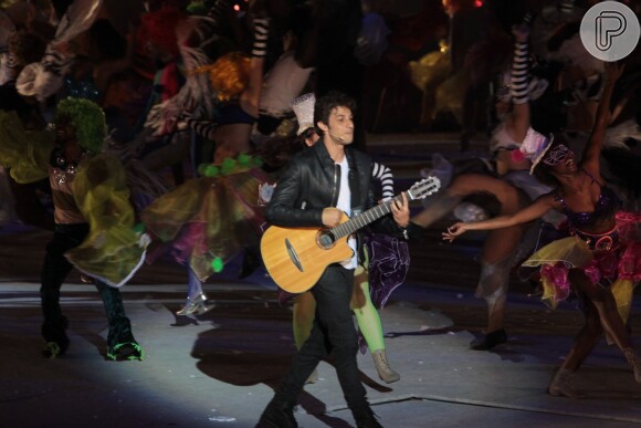 Chay Suede tocou violão durante número musical gravado no Maracanãzinho, para a festa de 50 anos da Rede Globo