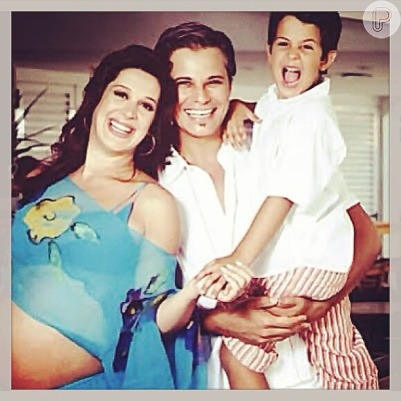 Enzo compartilhou uma foto da época em que seus pais Claudia Raia e Edson Celulari ainda eram casados. A atriz estava grávida de Sophia