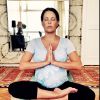 Grávida pela segunda vez, Carolina Ferraz, de 46 anos, pratica ioga durante a gestação