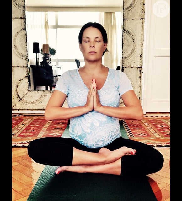 Grávida pela segunda vez, Carolina Ferraz, de 46 anos, pratica ioga durante a gestação