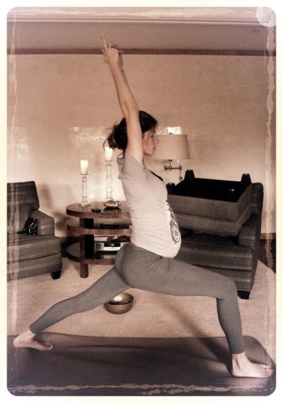 Gisele Bündchen praticava ioga quando estava grávida de Vivian Lake, sua segunda filha com Tom Brady. O casal também é pai de Benjamin