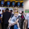 Carol Trentini embarcou com o filho, Bento, de 1 ano, e o marido, o fotógrafo Fabio Bartelt, no Aeroporto de Congonhas, nesta sexta-feira, 24 de abril de 2015