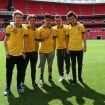 One Direction posa usando camisas da Seleção Brasileira após anunciarem shows