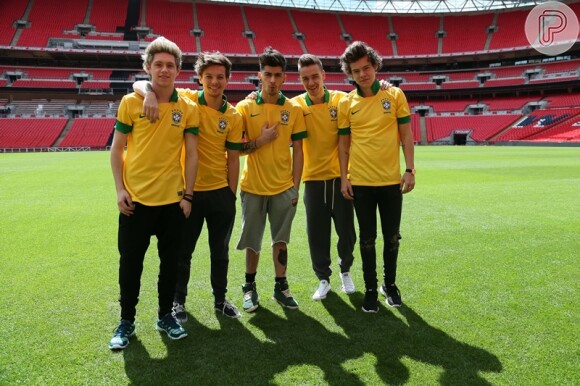A boy band britânica One Direction tirou uma foto usando a camisa da Seleção Brasileira depois de anunciarem shows no país, nesta segunda-feira, 21 de maio de 2013