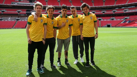 One Direction posa usando camisas da Seleção Brasileira após anunciarem shows