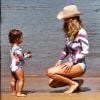 Guilhermina Guinle usa maiô idêntico ao da filha, Minna, em praia: 'Mais lindo anjo', escreveu a atriz ao compartilhar uma foto das duas nesta sexta-feira, 24 de abril de 2015