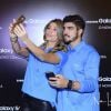Grazi Massafera tirou uma selfie com Caio Castro em evento em São Paulo