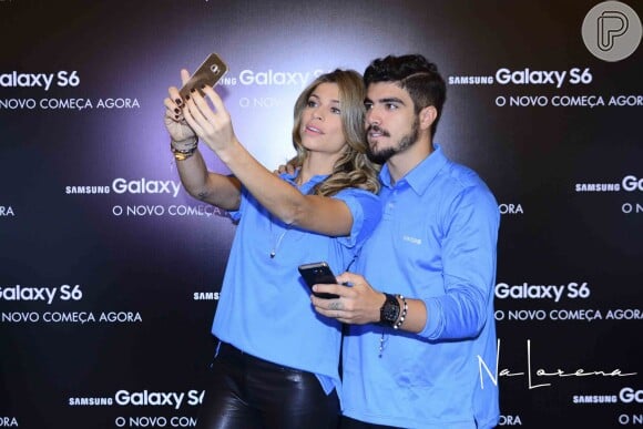 Grazi Massafera tirou uma selfie com Caio Castro em evento em São Paulo