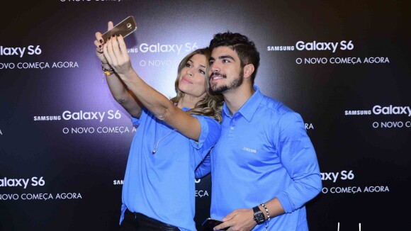 Grazi Massafera tira selfie com Caio Castro em evento de lançamento de celular
