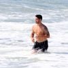 Alexandre Pato tomou banho de mar, na Praia do Arpoador, no Rio, para espantar o calor