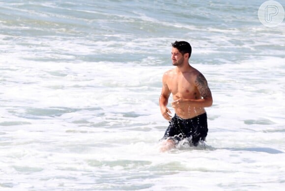 Alexandre Pato tomou banho de mar, na Praia do Arpoador, no Rio, para espantar o calor