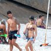 Fiorella Mattheis e Alexandre Pato curtem praia, no Rio, e levam cadela de estimação