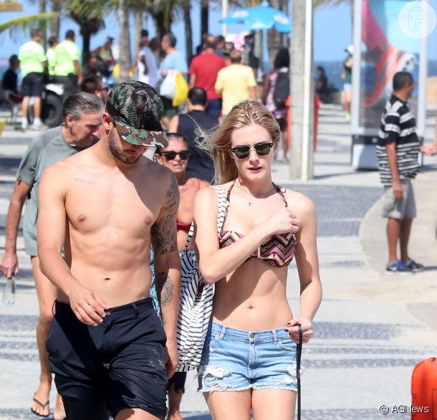 Fiorella Mattheis e Alexandre Pato brincam com cão de ...