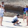 Fiorella Mattheis e Alexandre Pato curtem praia, no Rio, e levam cadela de estimação