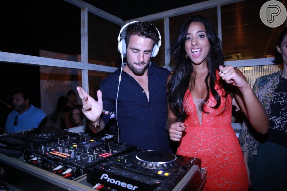 Rafael e Talita se arriscaram como DJ