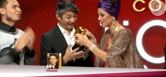 Paolla Oliveira entrega prêmio a Yuri Yamamoto, o vencedor do quadro 'Como manda o figurino', no 'Fantástico', neste domingo, 26 de abril de 2015