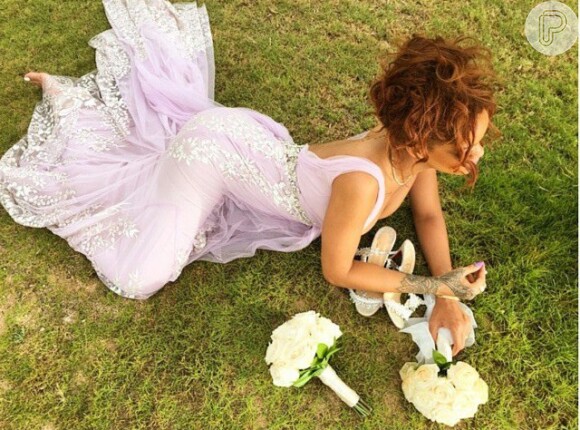 Rihanna está passando uma temporada no Havaí, onde foi dama de honra em um casamento na praia