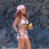 Rihanna exibiu um corpo sequinho enquanto se refrescava no mar do Havaí