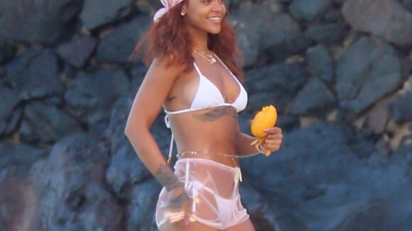 Rihanna exibe barriga enxuta em foto de biquíni durante dia de praia no Havaí