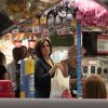 Sem frescuras, Fátima Bernardes enfrenta fila em loja popular para comprar ovos de Páscoa