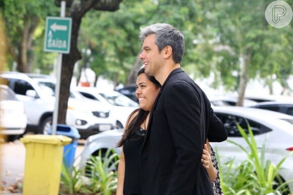 Enquanto se dirigia para o estacionamento, o foi abordado por fãs e atendeu aos pedidos de fotos com simpatia