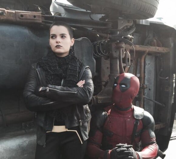Gravando cenas do filme 'Deadpool' em Vancouver, no Canadá, Ryan Reynolds divulgou uma foto com o uniforme vermelho ao lado da atriz Brianna Hildebrand, a mutante Negasonic Teenage Warhead