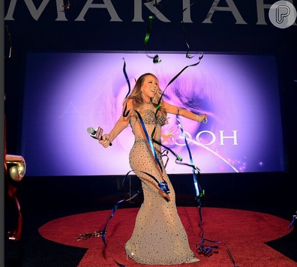 Mariah usou um vestido de pedras e transparências. A cantora também adora looks decotados