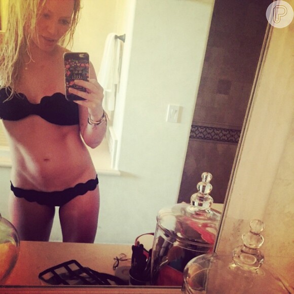 Hilary Duff postou rara foto de biquíni em seu Instagram e exibiu boa forma
