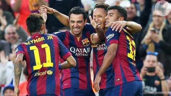 Após marcar o gol, Neymar correu para abraçar seus amigos do time Barcelona