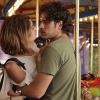 Bento (Marco Pigossi) e Amora (Sophie Charlotte) vivem momentos românticos juntos em parque de diversão, em 'Sangue Bom', em 24 de maio de2013