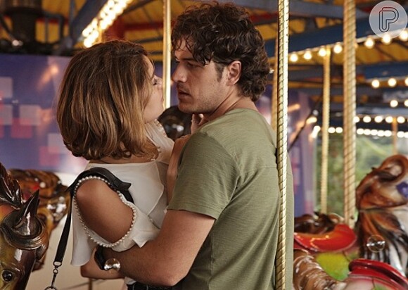 Bento (Marco Pigossi) e Amora (Sophie Charlotte) vivem momentos românticos juntos em parque de diversão, em 'Sangue Bom', em 24 de maio de2013