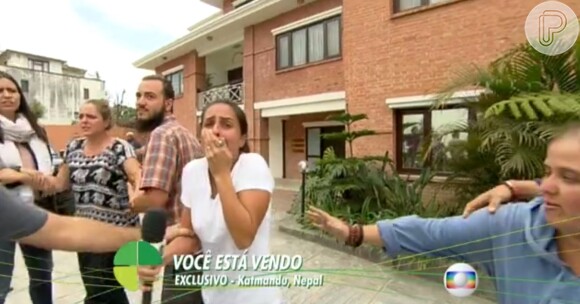 Carol Barcellos, da TV Globo, também levou um susto enquanto entrevistava um casal no Nepal. No momento da entrevista, todos foram surpreendidos por um tremor