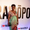 Olívia Araújo apostou em um vestido longo com decote cavado na festa de lançamento de 'I Love Paraisópolis'