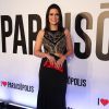 Paula Barbosa optou por um vestido longo com detalhes brilhosos para prestigiar a festa de lançamento de 'I Love Paraisópolis'