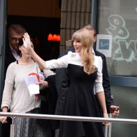 Taylor Swift chega a Paris para divulgar o novo álbum, 'Red'
