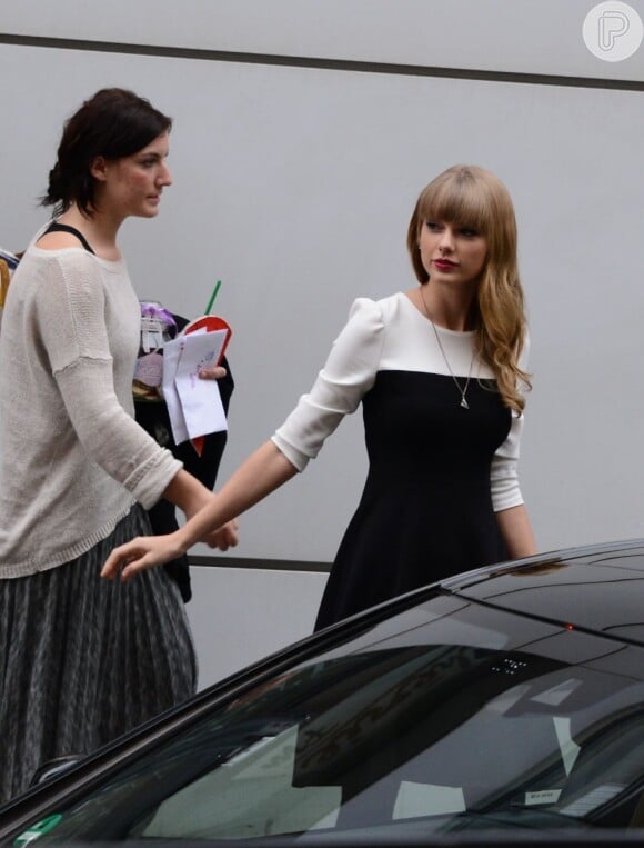 Taylor Swift na entrada da estação de rádio francesa NRJ, em Paris