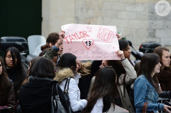 Fãs franceses de Taylor Swift seguram cartaz de incentivo ao novo álbum da cantora, 'Red'