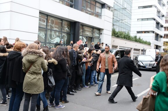 Fãs franceses de Taylor Swift lotam a entrada da estação de rádio NRJ, em Paris