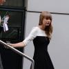 Cantora coutry Taylor Swift saindo da estação de rádio francesa NRJ, em Paris