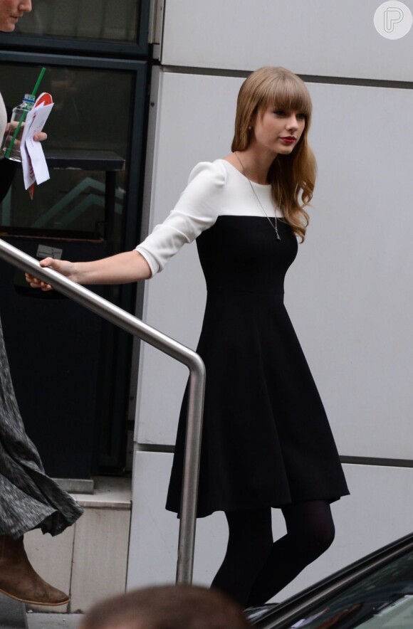Cantora coutry Taylor Swift saindo da estação de rádio francesa NRJ, em Paris