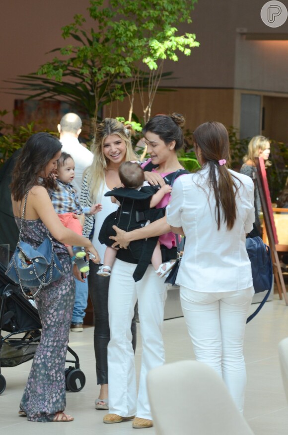 Sem Malvino Salvador, Kyra Gracie almoça em restaurante com a filha, Ayra, e as amigas