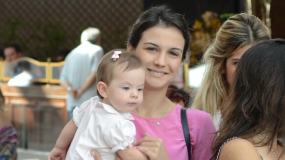 Sem Malvino Salvador, Kyra Gracie almoça com a filha e amigas em shopping no Rio