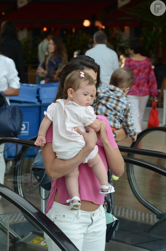 Sem Malvino Salvador, Kyra Gracie almoça em restaurante com a filha, Ayra, e as amigas