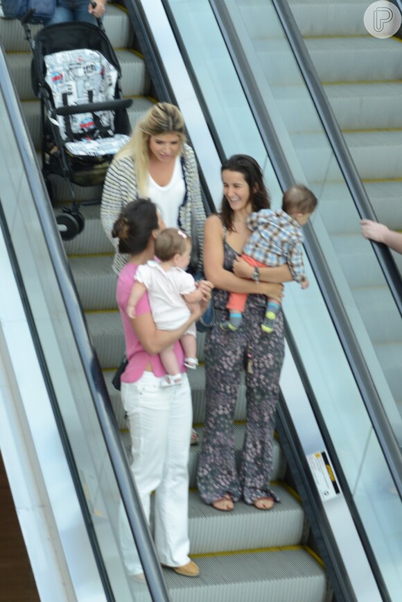 Kyra Gracie e a filha, Ayra, foram fotografadas no shopping Village Mall, no Rio