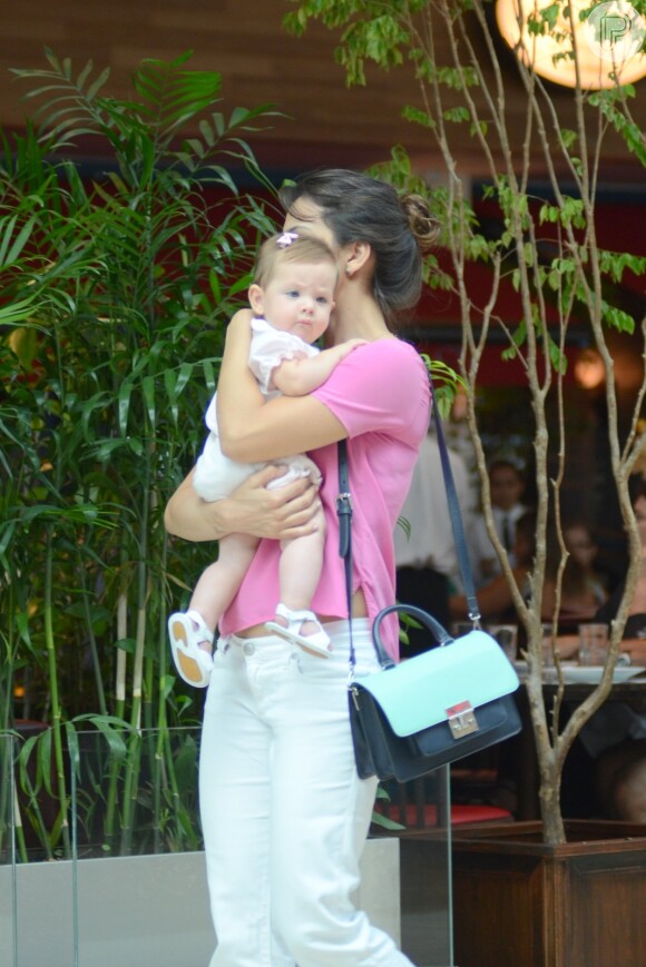 Sem Malvino Salvador, Kyra Gracie almoça em restaurante com a filha, Ayra, e as amigas